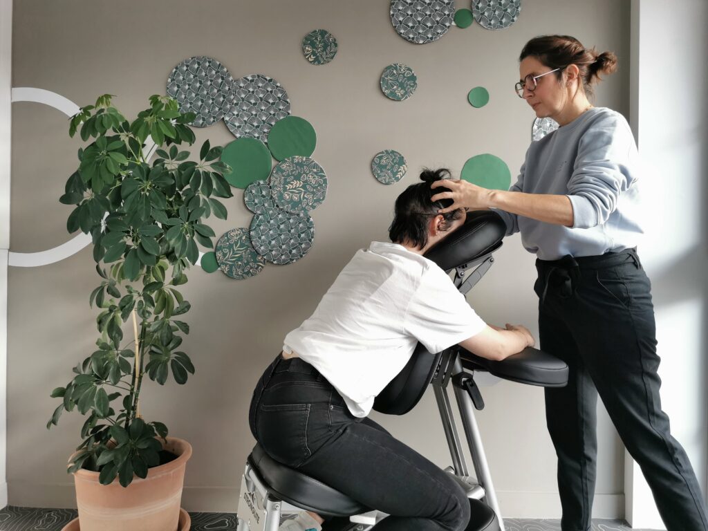 massage assis haut du corps, massage tête et nuque pour détente profonde