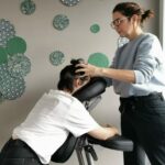 massage assis haut du corps, massage tête et nuque sur chaise ergonomique