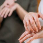 massage des mains avec ses propres mains. Réaliser un automassage