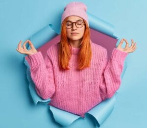 femme zen, avec un esprit soulagé qui ferme les yeux