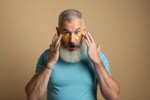 homme qui se masse le visage pour améliorer système lymphatique et sanguin