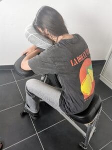 massge en entreprise sur le dos trapeze cervicales nuque mains