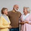 groupe de 2 femmes âgées et 1 homme ensemble qui se regardent et sont heureux
